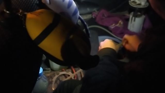 откачиваем бензин из бензо бака гранта часть 3