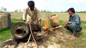 Необычно! Пакистанцы заводят мотор 1934 года для перекачки воды!
