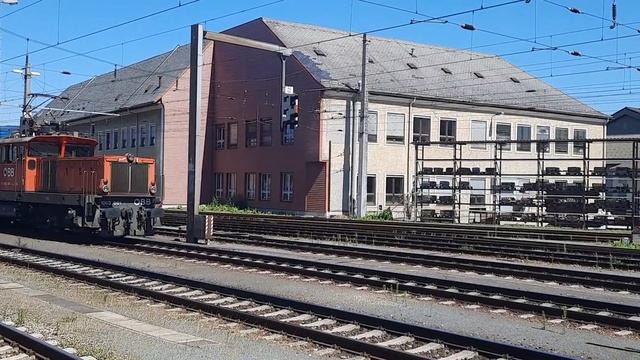 ÖBB 1063 001-2 Patrick mit einem sehr kurzen Güterzug in Linz Hbf am 11.8.2023 смотреть онлайн