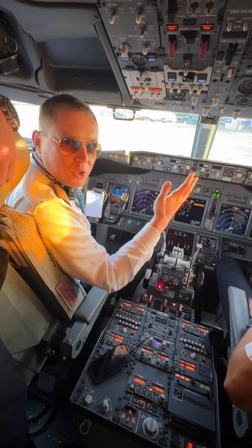 Перед праздничным рейсом 8 Марта зашел в кабину Boeing 737-800NG авиакомпании Победа смотреть онлайн