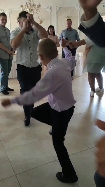 Малыш перетанцевал всех на свадьбе. Это стоит увидеть! смотреть онлайн