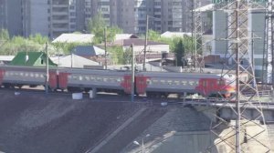 Встреча электропоездов РЖД на мосту через реку Енисей в Красноярске