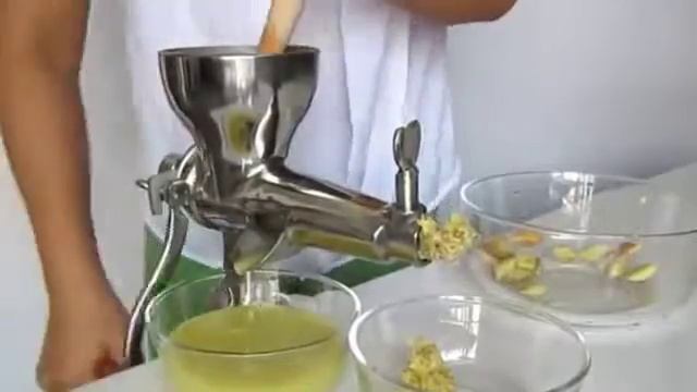 Part 2: Using the Manual Juice Extractor смотреть онлайн