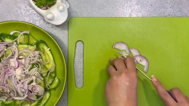 Очень вкусный салат из огурцов 🥒 Быстрая закуска к любому блюду 👍🏼 Улетает со стола первым! | рецеп смотреть онлайн