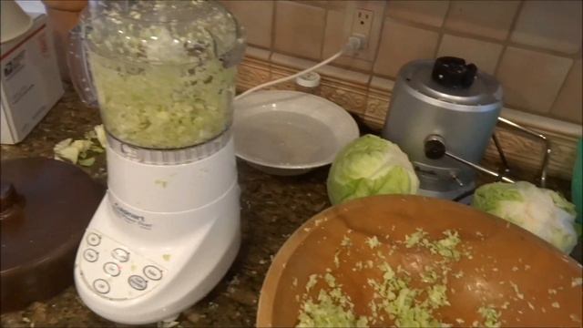 Fermenting Cabbage / Sauerkraut in a Harsch Crock Pot - Part 1 смотреть онлайн