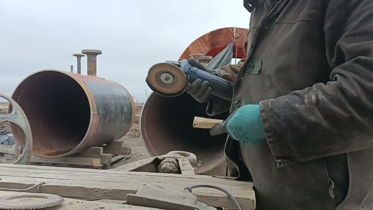 Придаю болгаркой форму рукояти ножа. смотреть онлайн