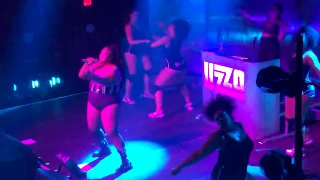 Lizzo performs Tempo (Live) at 9:30 Club, Washington, DC, Friday, May 17, 2019. смотреть онлайн