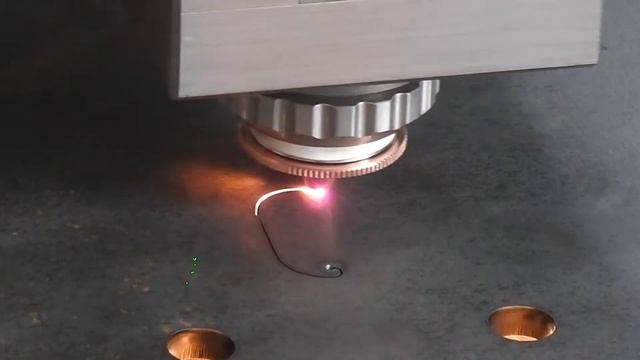 1KW fiber laser for cutting 6mm carbon steel//волоконный лазер для резки углеродистой стали смотреть онлайн