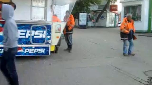 Рабочие строят дороги в 5 утра центр города Ярославль смотреть онлайн