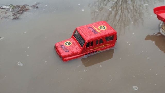 Пожарная машина спасает игрушечную пожарную машину из грязи для детей смотреть онлайн