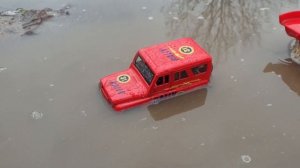 Пожарная машина спасает игрушечную пожарную машину из грязи для детей