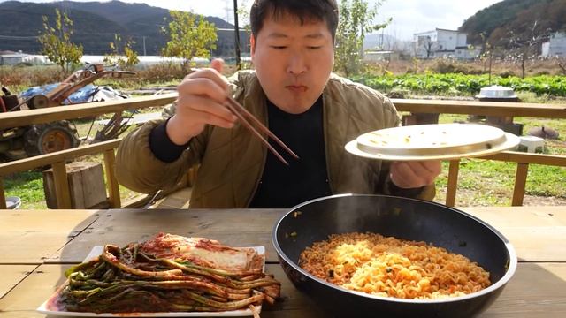 🍜아침 공기 맞으며 열라면 맛있게 먹방! (Hot instant noodles Mukbang in the morning!) 요리&먹방!! - Mukbang eating show смотреть онлайн