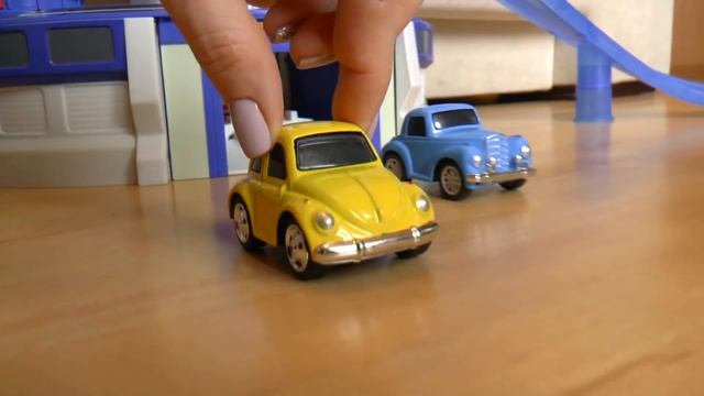 Играем с грузовым самолетом и машинками - для детей смотреть онлайн