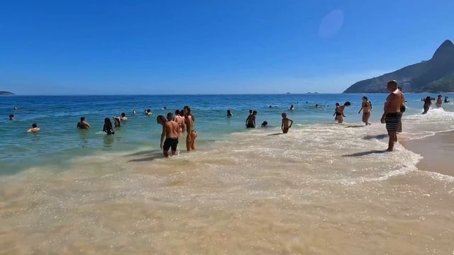 Яркие и Красивые Девушки Голы На Пляже Летний день В Бикини Бразилия Рио Де Жанейро смотреть онлайн