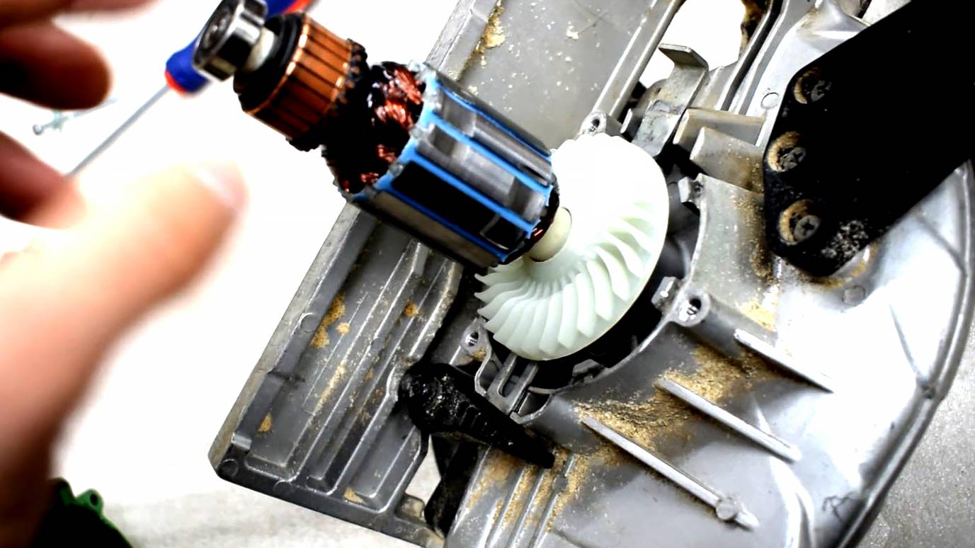 Ремонт циркулярной пилы Hitachi C7SS смотреть онлайн