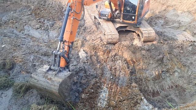 หนุ่มเมืองโสม เจอ หนุ่มซามูไร DOOSAN DX225LCA VS HITACHI ZX200-5G เล่นบ่อเก่า excavator EP.8215 смотреть онлайн