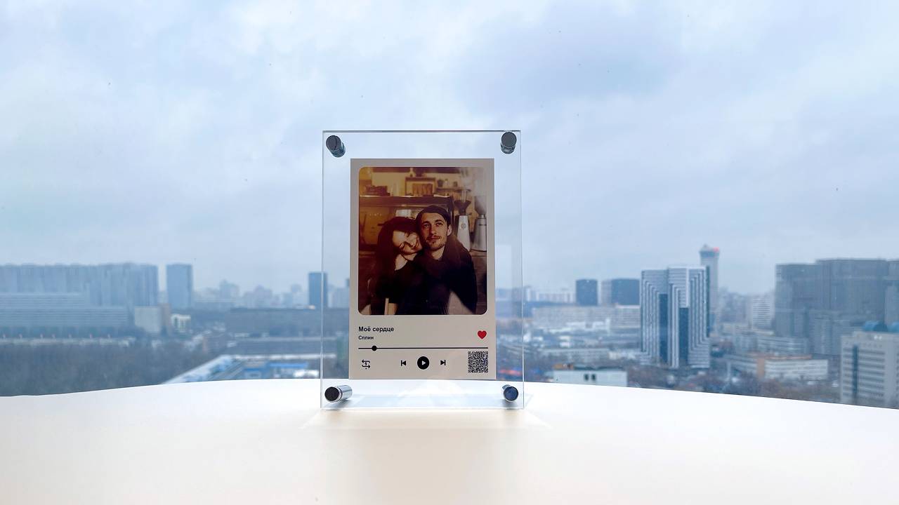 видео трек на стекле