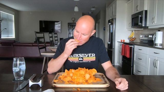 Lay's New Nacho Cheese Flavoured Chips! (Dorito's) смотреть онлайн
