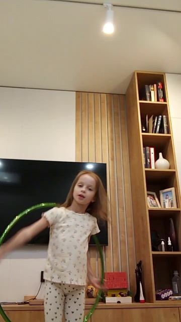 Нежный танец с обручем 🌷 смотреть онлайн