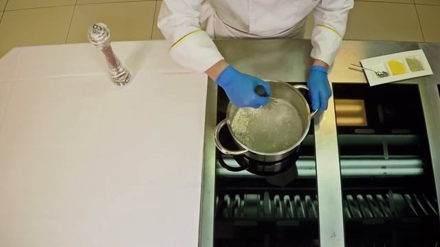 Salmon with almonds and saffron sauce - Culinary school смотреть онлайн