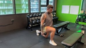 Выпады с гантелями (на месте)