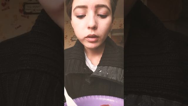 Asmr eating salad (cucumber, tomatoes) / crunchy sounds / mouth sounds /Асмр итинг /звуки еды смотреть онлайн