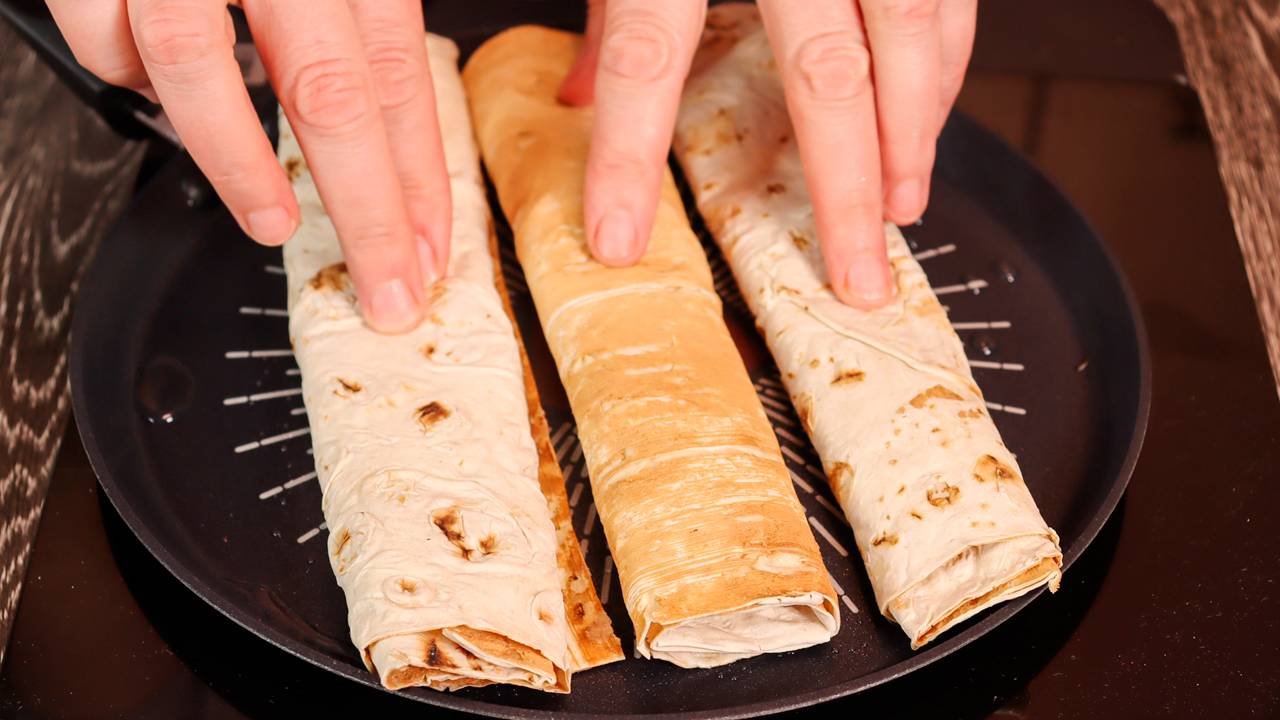 Беру и намазываю начинку на лаваш. Это так вкусно и никакой возни с тестом смотреть онлайн