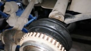 Лада Гранта, замена пыльника наружней гранаты, передних колодок, подтяжка ручника.