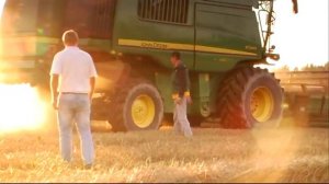 Уборка элиты яровой пшеницы комбайном John Deere W540