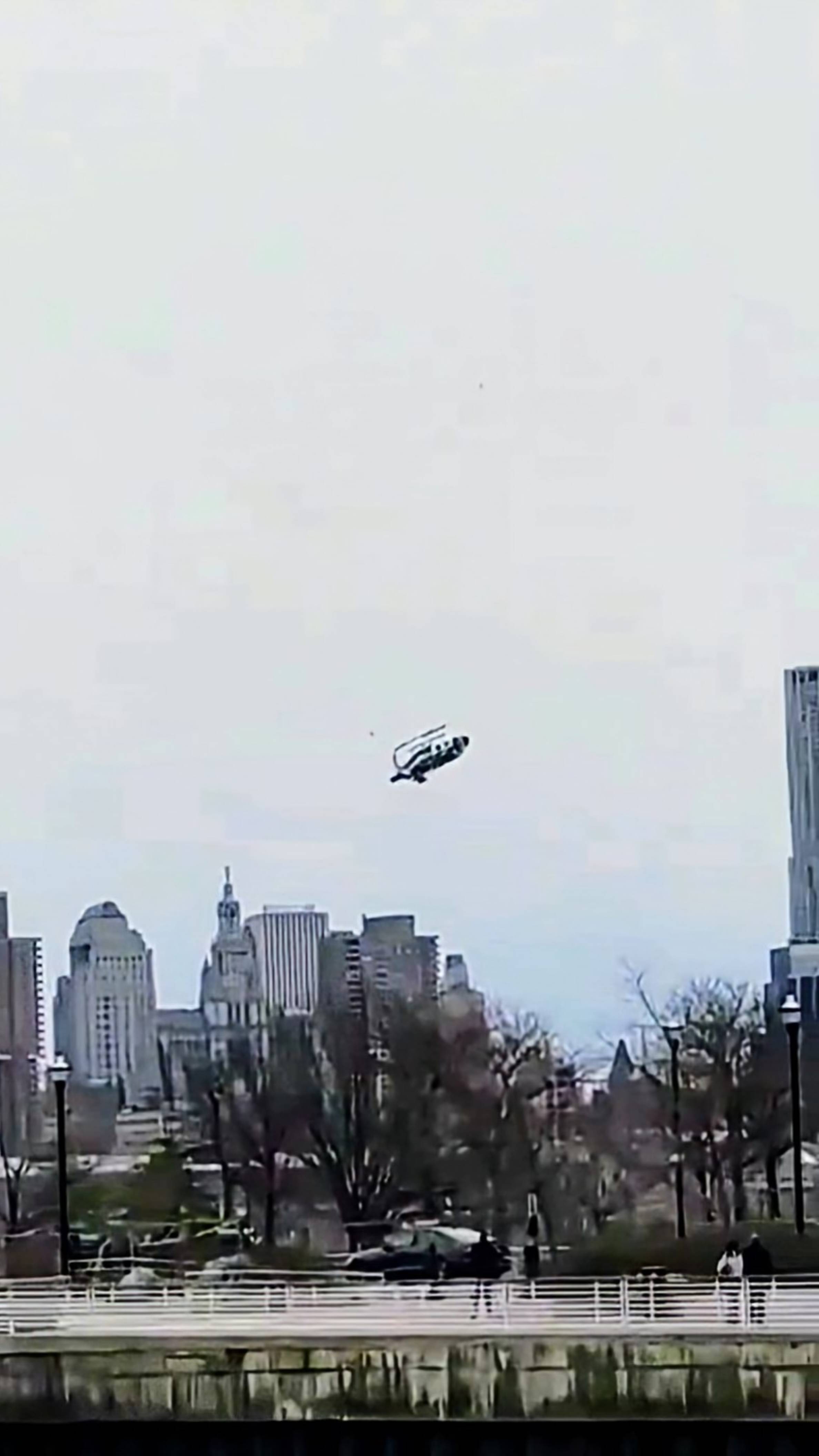 Жёсткие кадры крушения вертолета в реку Гудзон близ Нью-Йорка🚁 смотреть онлайн