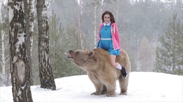 Hug with a real bear! Обнимашки с настоящим медведем! смотреть онлайн