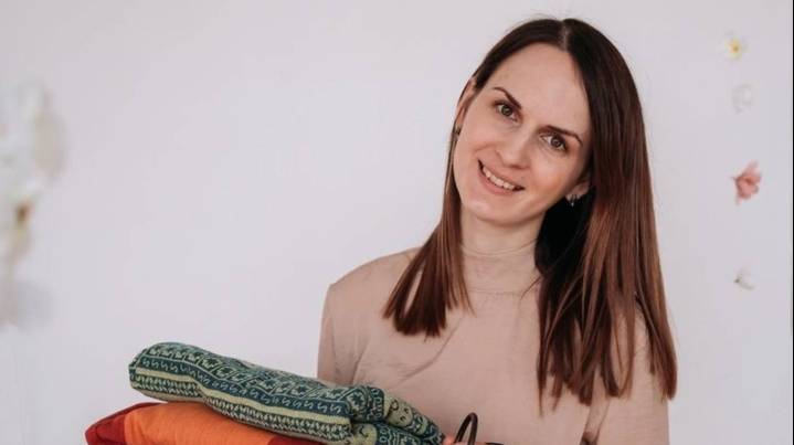 Простой крест в тканом слинге-шарфе