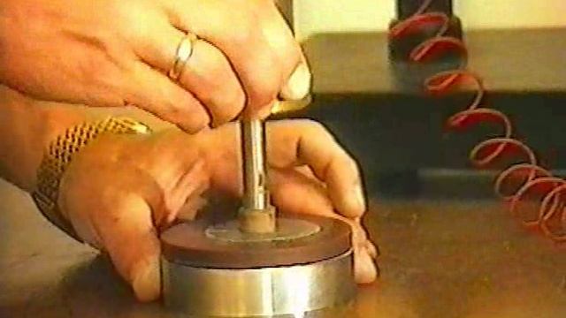 Физика. Опыты. Электричество и магнетизм. Основные механизмы создания ЭДС. Прямой пьезоэффект смотреть онлайн