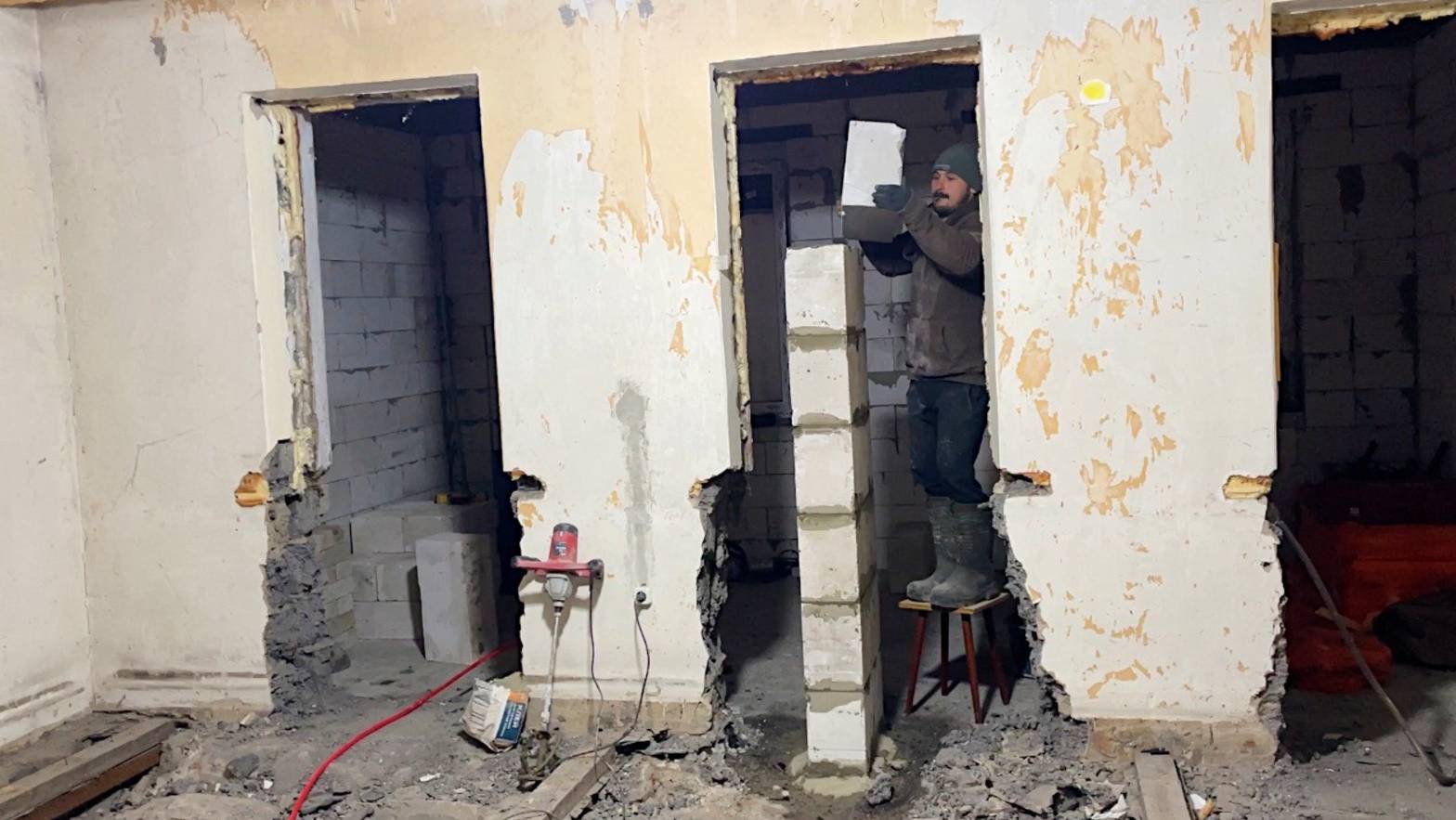 Утро добрым не бывает. Все пошло не так. Начали возводить стены. Ремонт в доме продолжается. смотреть онлайн