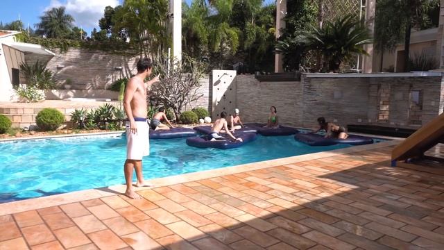 CADA MACACO NO SEU GALHO NA PISCINA ( NOVO MINI GAME ) [ REZENDE EVIL ] смотреть онлайн