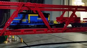 LEGO Поезд едет по мосту для детей
