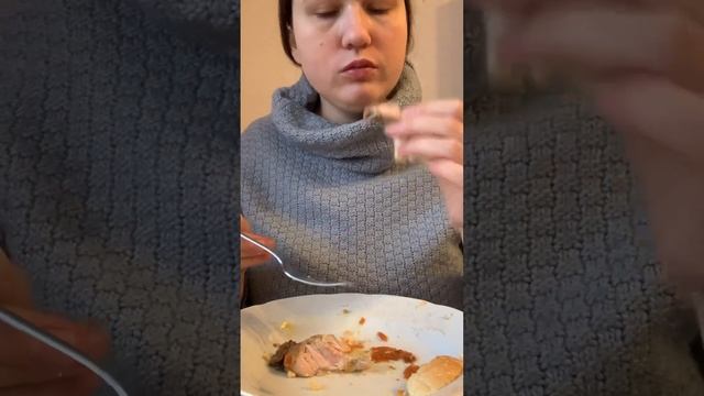 Мукбанг: яичница, запеканка из капусты и моркови + кусок курицы запеченный смотреть онлайн