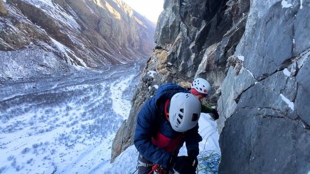 Залезли замерзший водопад Зейгалан | Осетия 2024 г. смотреть онлайн