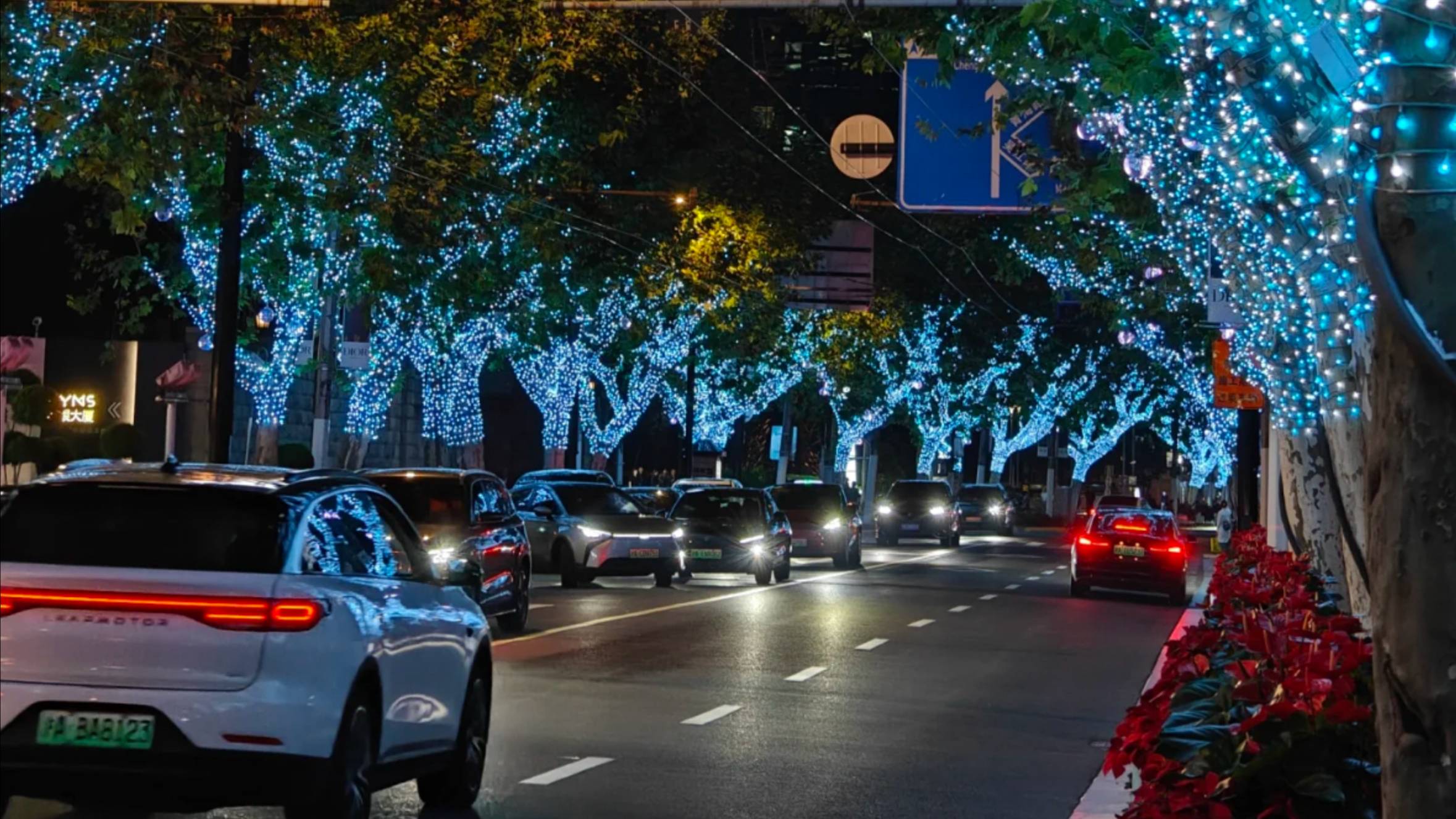 ШАНХАЙ НОЧЬЮ: КАК В КИНО! 🌃✨ #НочнойШанхай #КрасотаАзии #Путешествия #китай #shorts #viral