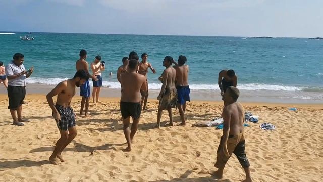 Местные ланкийцы развлекаются! Local Sri Lankans have fun! смотреть онлайн