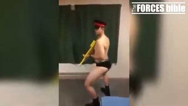 BRITISH ARMY SOLDIERS DANCING TO SATISFACTION Benni Benassy смотреть онлайн