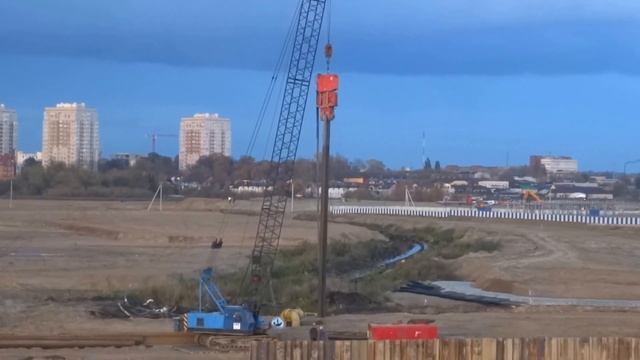 Тёмные облака над стройкой футбольного стадиона на Острове в Калининграде смотреть онлайн
