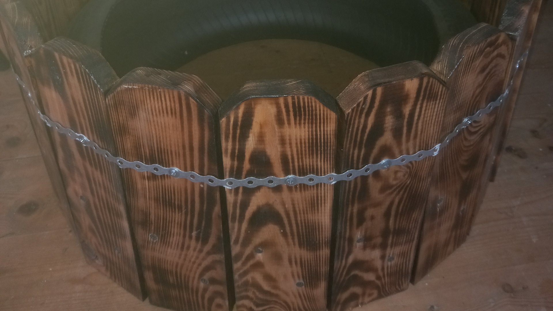 Классная клумба от Санька из шины и досок своими руками