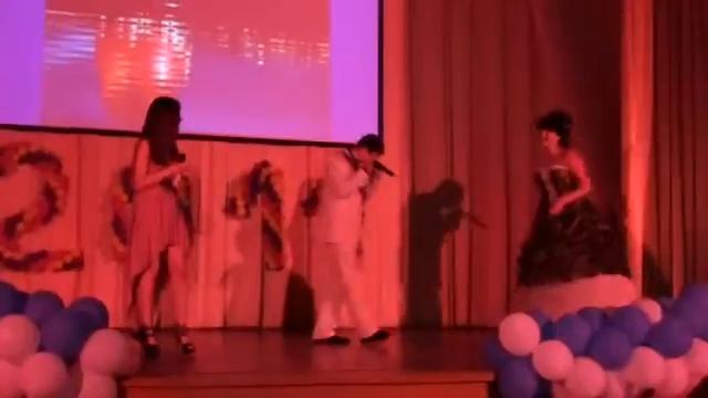 Пиджишечка(Ксюша P.G.) выступает на выпускном))) смотреть онлайн