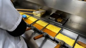 Японская уличная еда - Самый Вкусный Яичный Омлет Тамагояки Рынок Цукидзи Токио Япония