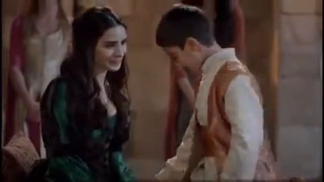 Махидевран видет Сулеймана и Хуррем на балконе смотреть онлайн