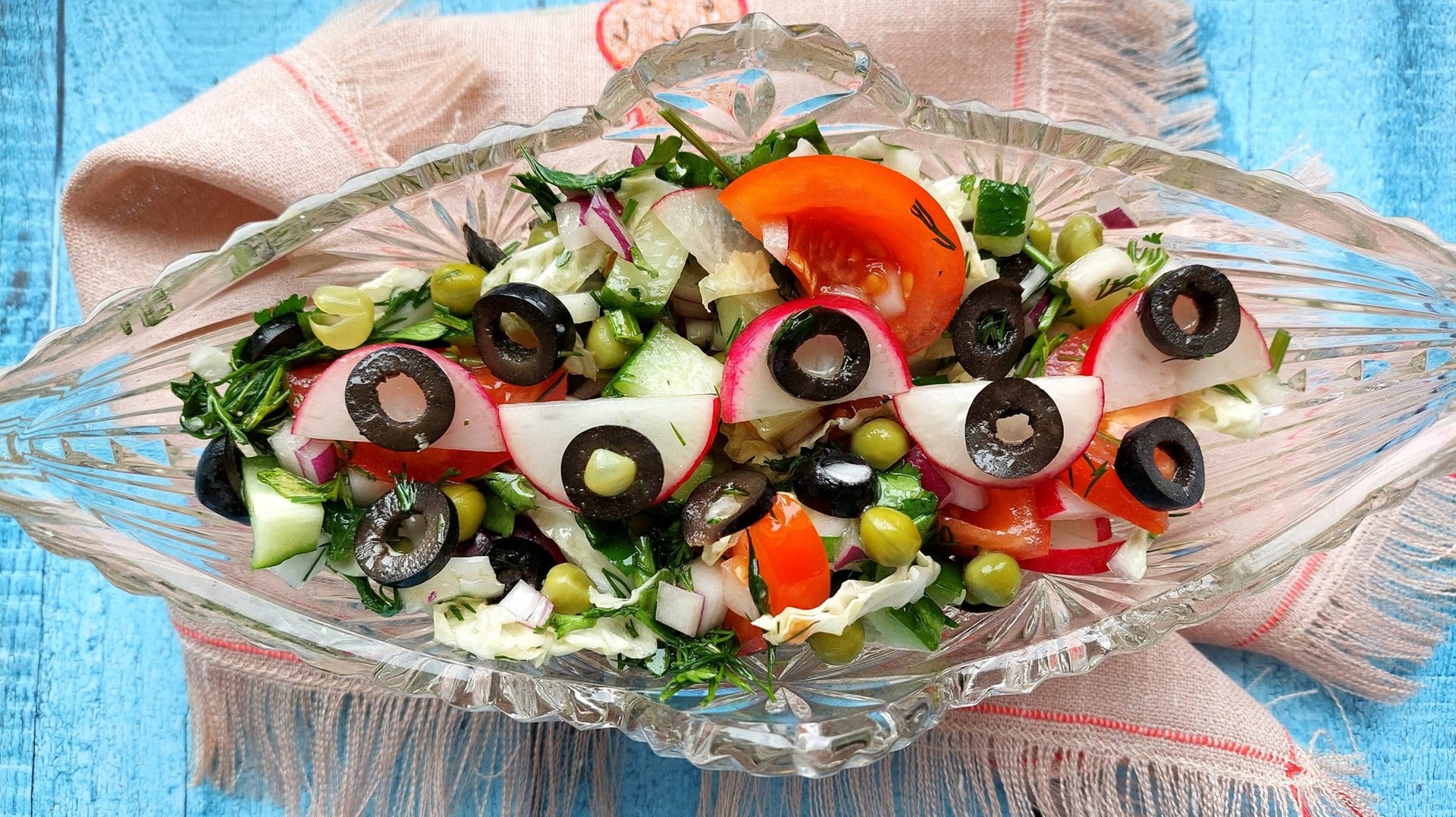 Салат из свежих овощей с маслинами. Порция витаминов без особого труда. смотреть онлайн