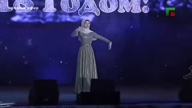 Новогодняя ёлка 2018)Амина Яхъяева-«Хаза туьйра»🌌 смотреть онлайн