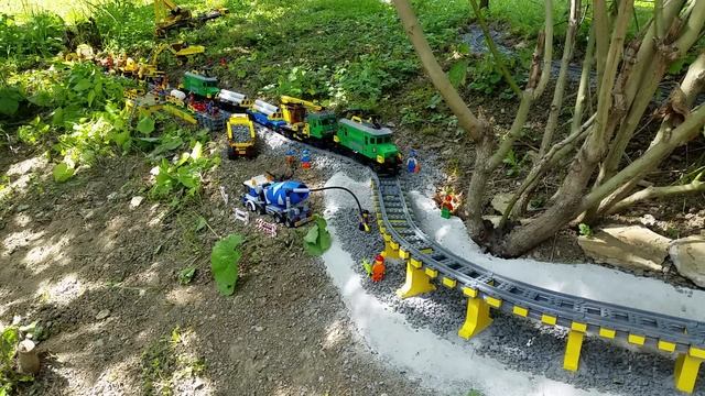 LEGO строительство железной дороги на склоне холма для детей смотреть онлайн