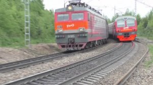 Локомотивы ВЛ85 и ВЛ80 с полувагонами на скорости в Сибири летом | Железная дорога
